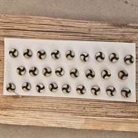 creme-sort-dekoreret-rund-knap-på-ark-fra-Paris-vintage-knapper